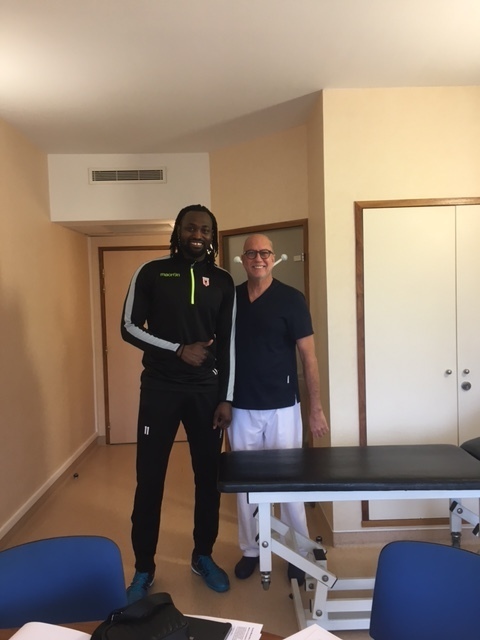 Horacio D'Almeida, equipe de France de Volley-ball, à la Polyclinique Oxford avec le Dr Gaillaud