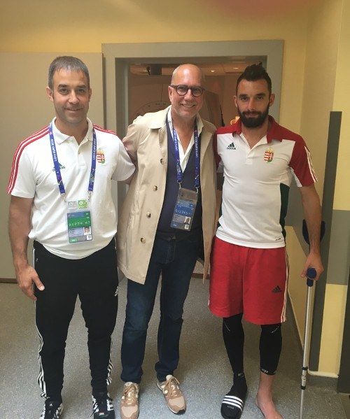 Le joueur Attila Fiola avec le Dr Gaillaud et le Dr Panics