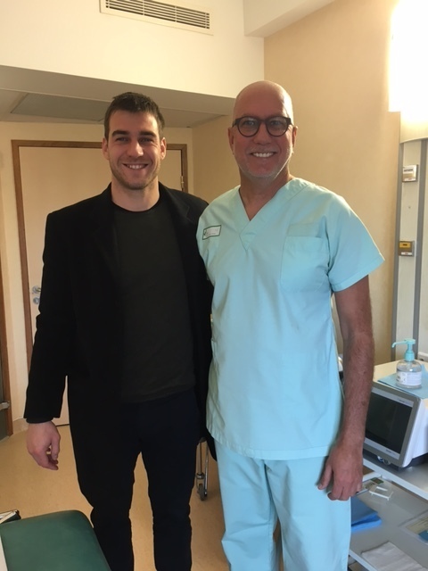 Pierre Pujol passeur de l'équipe de France de Volley-ball et de l'AS Cannes en consultation à la clinique Oxford avec le Dr Michel Gaillaud.